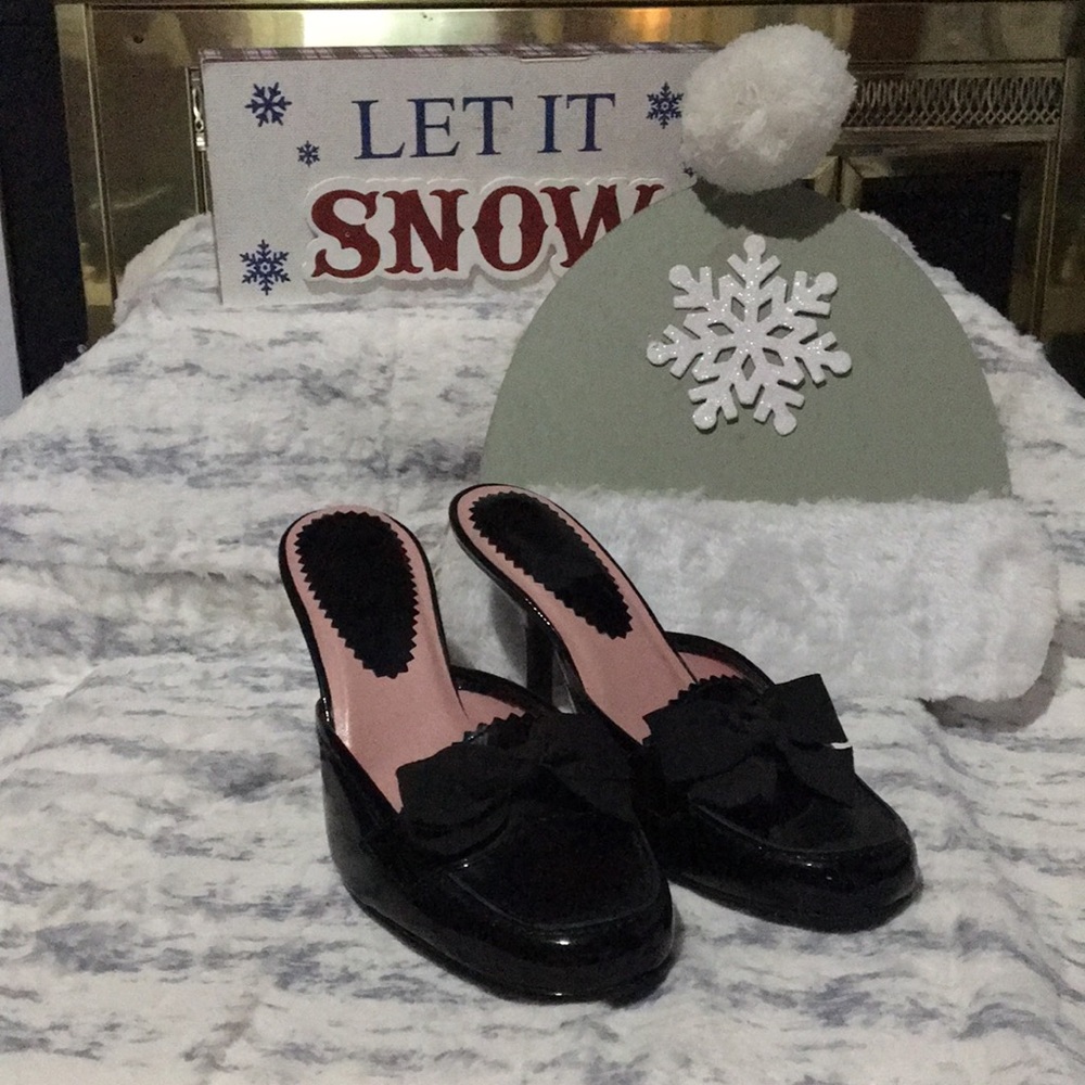 Liz Claiborne patent leather kitten heel with bow